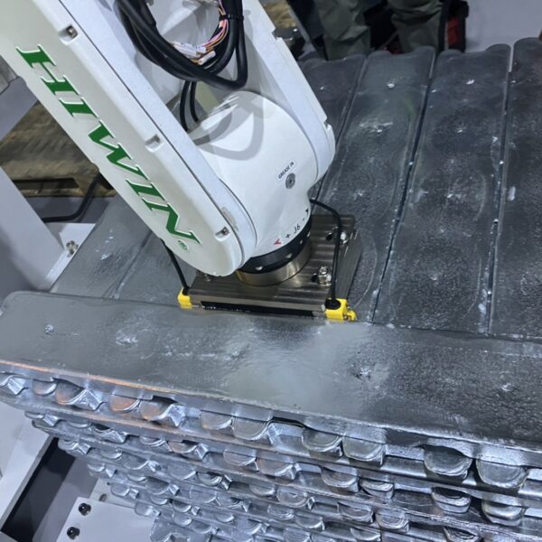 傳產翻轉：鋅錠高溫自動下料新解決方案New Automated Hot Zinc Ingot Unloading Solution